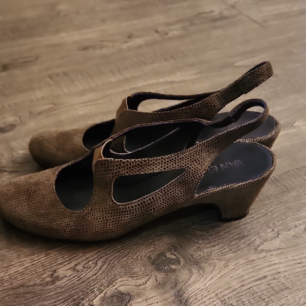 Vaneli Brown Heels Elegant Design‎ - Picture 3 of 9